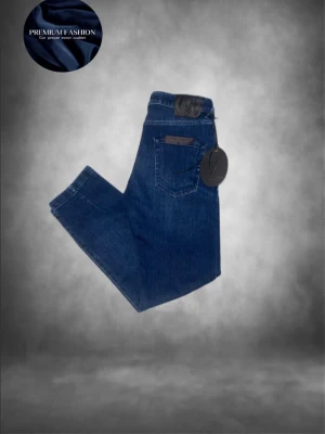 Helt nya Handpicked blå jeans, storlek 30 - Snygga blå jeans från handpicked som är helt nya och såklart även äkta. Jeansen är i topp skick och aldrig använd. Ett par lite lyxigare jeans för ett bra pris! Passar en grabb som är 167-175 ish. Passformen är slim/straight.