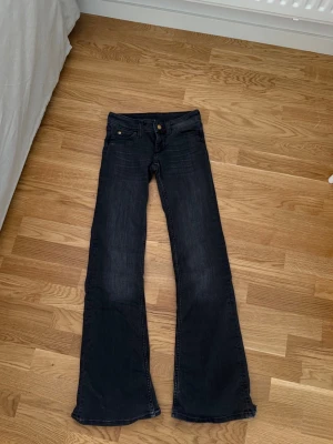 Svarta cheap Monday jeans - Svarta cheap Monday jeans i storlek 25/32 vilket motsvarar xs/s, jeansen är i bra skick förutom att de är aningen nedtrampade baktill (se bild 4)😇😇