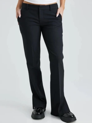 Lågmidjade kostymbyxor  - Säljer mina lågmidjade kostymbyxor från bikbok i längden tall, de är använda 2 gånger💕