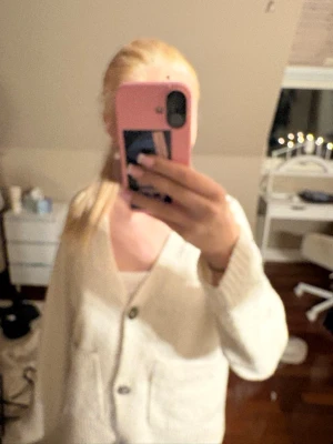 Beige kofta från Vero Moda XS - Mysig beige kofta från Vero Moda i storlek XS. Koftan har två framfickor, knappar och är stickad med lång ärm. Perfekt att slänga på sig när det är lite kyligt ute. Enkel och stilren design som funkar till många olika outfits.