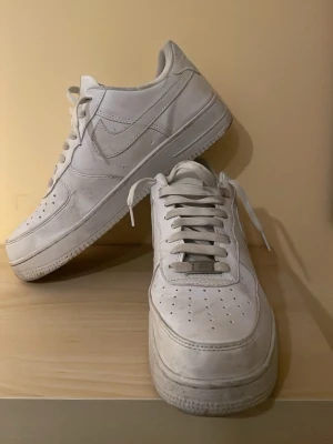 Nike Air Force 1 vita sneakers - Bra skick men kan bli bättre om man tvättar dom lite. Pallar inte göra det själv.