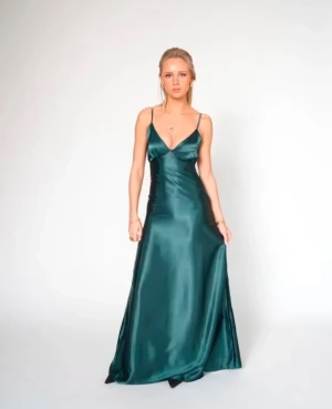 Balklänning ByStina - Säljer min mörkgröna balklänning från ByStina i modellen Sophie som inte kom till användning förra året!💕 Den är helt ny och oanvänd och har därav inga defekter. Klänningen är i satin och storlek xs längden regular (138cm)☺️Skriv för fler bilder eller om du har några funderingar💕