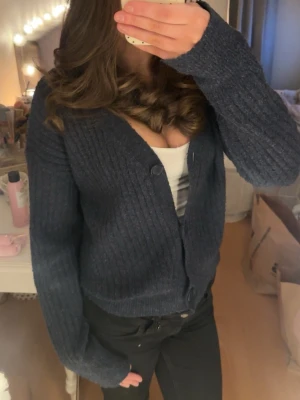 Mörkblå kofta  - Säljer min superfina mörkblå kofta i storlek S då den inte kommer till använding, inga defekter