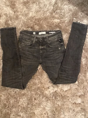 Feta replay jeans - Säljer ett oar sköna replay anbass storlek 31 med fet tvätt o schysta slitningar till ett bra pris