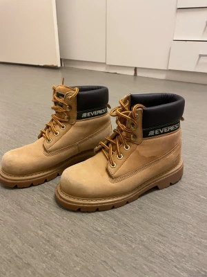 Vinter boots - Vinter boots i väl bra skick. Storlek 37. Perfekta för höst och vinter!