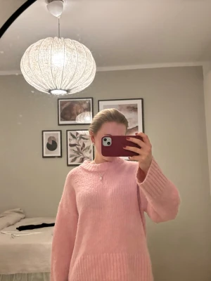 Rosa stickad tröja - Rosa stickad tröja från Gina tricot. Superfint skick förutom lite lite nopprig, kolla bild. Storlek S
