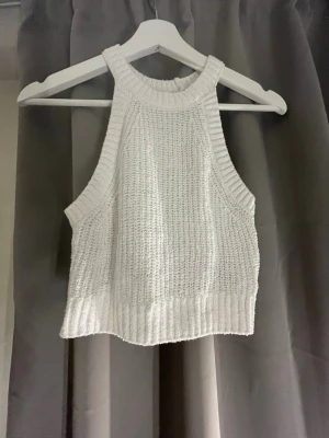 Vit stickad linnetopp  - Använd fåtal gånger. Fin till sommaren🤍