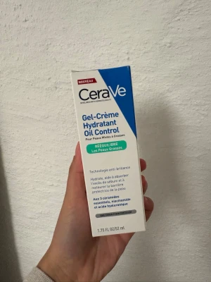 CeraVe Oil Control Gel-Crème 52 ml - CeraVe Oil Control Moisturising Gel-Crème är en lätt gelkräm för kombinerad till fet hud. Innehåller 3 essentiella ceramider, niacinamid och hyaluronsyra. Oparfymerad och absorberar överflödig olja samtidigt som den återfuktar och stärker hudbarriären.en julklapp som ej gick  hela vägen hen pga min hy:(  Helt oanvänd oöppnad till och med! Nypris 205kr