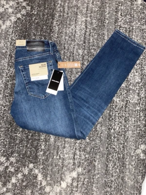 Jack & Jones Slim Glenn jeans 28/32 - Snygga blå jeans från Jack & Jones i modellen Slim Glenn. Jeansen har en slim passform, klassisk femficksdesign och är tillverkade i mjukt jeansmaterial. Perfekta för dig som gillar en smalare siluett och stilren look.