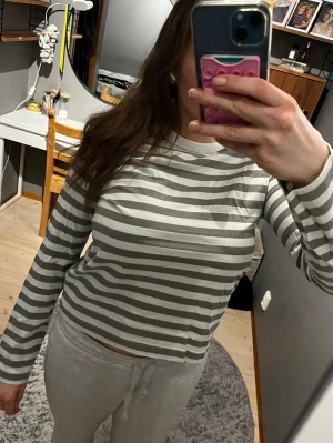 Grön vit randig långärmad tröja från HM - Fin grönvit långärmad tröja från HM som är i Copenhagen stilen. Passar fint till många jeans, speciellt vita. Jättefint skick fast använd många gånger. 