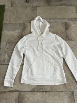 J Lindberg Hoodie - Snygg hel vit hoodie från J Lindberg. Helt oanvänd bara testad på.  Helt utan skador. Precis som ny. Skicket är 10/10 