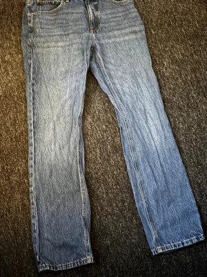Loose jeans - Blåa jeans i loose fit från Lindex. Byxorna är lite mörkare än på bilderna. Strl 30/32. Hör bara av er vid fler bilder eller frågor😊