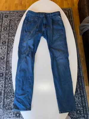Replay Anbass Jeans - Säljer nu dessa sparsamt använda jeans, storlek 32, material hyperflex