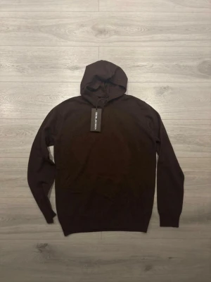 Oscar Jacobson Kashmir hoodie - Säljer en Oscar Jacobson pascal hoodie i Kashmir blandning. Storlek M skulle kunna passa L också beror på. Riktigt fint skick(Obs inte ny!) skriv för fler frågor