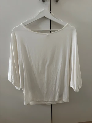 Poncho topp Nelly - Fin poncho topp från Nelly, tightare i midjan med lösa armar. Använd en gång 