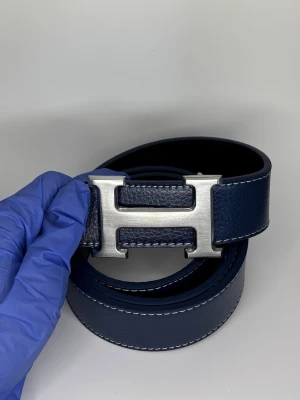 H bälte blå  - Helt nya oanvända bälten i olika märken, modeller och färger! Kommer bra packat samt med ett litet verktyg som du enkelt kan göra hål med ifall du skulle behöva det. Vi postar allas ordrar inom 24h för att du ska få ditt paket så fort som möjligt! Använd helst instabox men PostNord funkar också! 