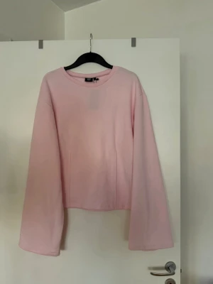 Tröja rosa  - Storlek L. Aldrig använd. Har en fläck som syns på bild 2. 