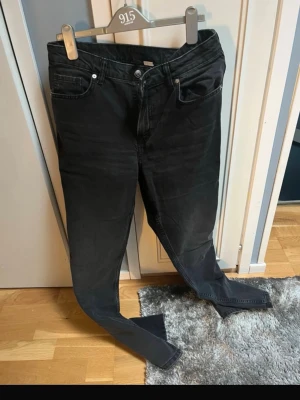 Svarta raka jeans - Säljer ett par svarta jeans med rak passform och klassisk femficksdesign. Jeansen har normal midja och är tillverkade i ett mjukt denimtyg som sitter skönt. Jeansen är mom jeans🩷