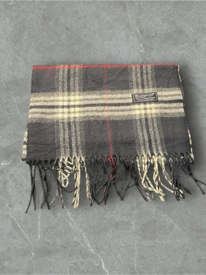 Burberry scarf/halsduk    - Säljer en fet burbery scarf i färgen blå,skick:8/10, Pris:349, självklart äkta, vid frågor eller funderingar är de bara och höra av sig ‼️