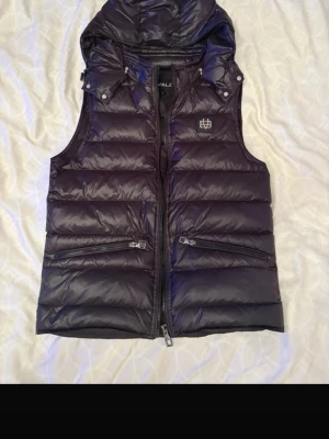 Bvaldi väst  - Hej, hjälper min kille att sälja sin väst, den är från bvaldi och är i mycket bra skick, inga slitningar eller skador, den är i storlek M och passar från 170-185 cm långa, priset går att diskutera vid snabb affär.