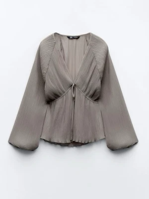 Zara blus - Jätte fint skick, säljer då den inte kommer till användning. Lånad bild skriv för egna bilder, pris kan diskuteras 💕