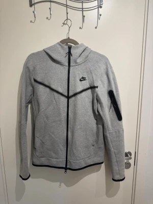 Nike Tech Fleece Grå storlek S  - Säljer en Nike Tech Fleece Grå storlek S, tröjan är nytvättad 