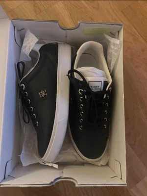 Tommy hilfiger skor - Jätte fina använda 4 gånger 