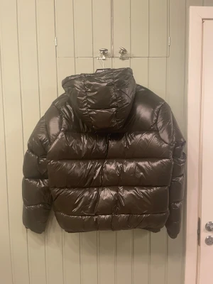 Mörkgrön pufferjacka från Zara S - Säljer en mörkgrön pufferjacka från Zara i storlek S. 