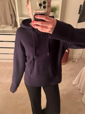 Stickad hoodie Zara - Säljer nu min marinblå stickade hoodie från Zara som inte längre säljs 😊