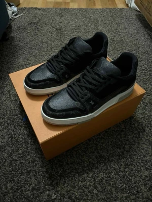 Louis Vuitton Trainer - Säljer dessa feta LV trainers, storlek 8,5 som passar 43-42 extremt bra skick box och dustbag ingår! Hör av er vid frågor