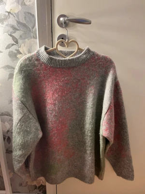 Superunik stickad tröja 💚🩷 - Snygg stickad tröja, köpt på Vinted, men har inte kommit till användning. Lite nopprig.