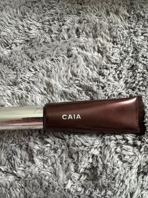 CAIA Liquid Bronzer 50 ml - Flytande bronzer från CAIA i en snygg mörkbrun tub med silverfärgat lock. Produkten är vegansk och kommer i en praktisk tub på 50 ml. Perfekt för att ge ansiktet en solkysst look och glow.
