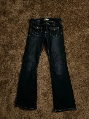 Lågmidjade Jeans ifrån gina - Lågmidjade mörkblåa jeans i strl 158 ifrån Gina 