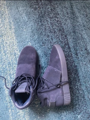 Adidas skor  - Säljer dessa Adidas skor knappt använda de är som nya, stilrena och fina nu till våren. Skriv om du har någon fråga:) 