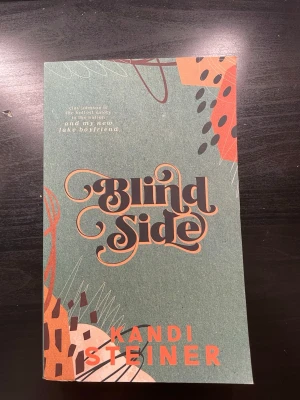 Blind Side Kandi Steiner - Boken är i pocketform och har ej en bruten rygg. Boken är skriven på engelska och är i mycket bra skick.  Öppen för prisförslag så hör gärna av!💗 Skickar samma dag eller nästa dag vid köp!📦