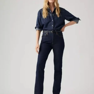 Levi’s 501 - Levi’s 501 i en mörkare blå nyans. Storlek w25 och L30. Säljes då de är lite små i låren för mig och en aningen för korta! Sparsamt använda LÅNADE BILDER!!