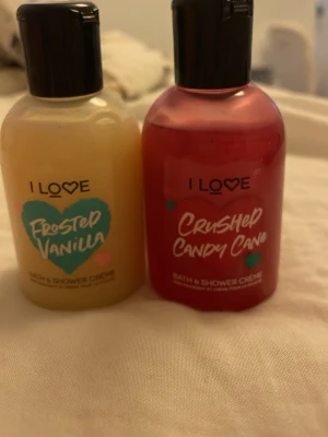 I Love Bath & Shower Crème duo - Två flaskor duschkräm från I Love, en i doften Frosted Vanilla och en i doften Crushed Candy Cane, har aldrig  andvändit, men har dock luktat på dom  