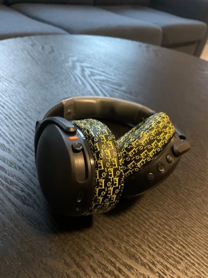 Skullcandy Crusher Wireless Over-Ear - Säljer ett par Skullcandy Skullcrushers. Basen fungerar inte på vänster sida, men basen fungerar på höger sida. Ljudet fungerar i båda sidorna.  Hörlurarna är justerbara för huvudet. Alla knappar och övriga funktioner fungerar som de ska. Ett skyddsskal/fodral till hörlurarna ingår.  Originalpris var 1499 kr. Säljs i befintligt skick.