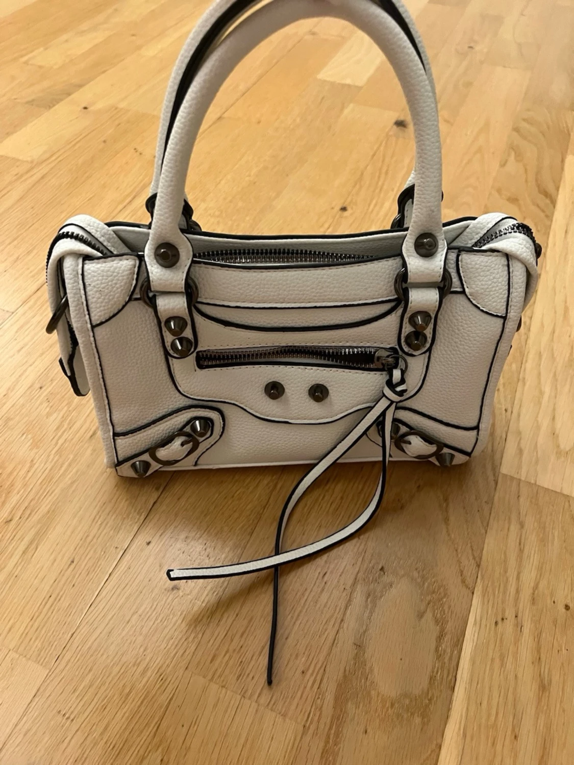 Vit handväska med dragkedjor