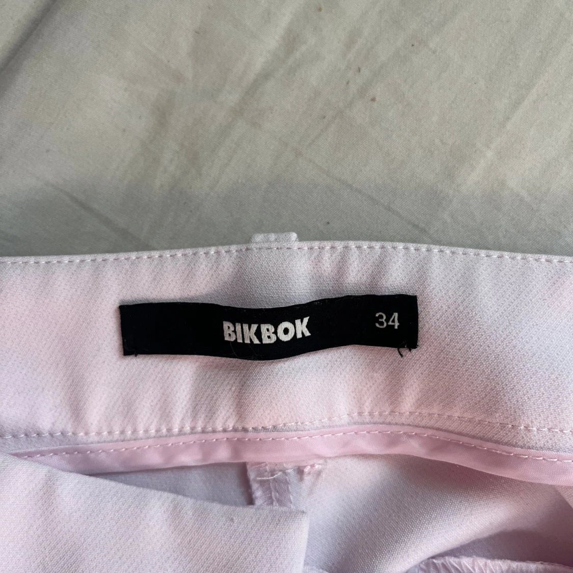 Ljusrosa kostymbyxor från BikBok - 2