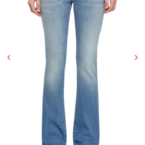 Bootcut low waist Diesel jeans - Snygga ljusblå jeans med bootcut passform och klassisk femficksdesign. Storlek 23 och längd 30. Välanvända och därför lite slitet på baksidan längst ner, och liten smutsig nyans på vissa ställen nere på byxbenen som inte går bort i 30 graders tvättar. Även en liten reva bak på jeansen på Dieselmärket på linningen, ca en cm, och ett litet hål på ett av innersida byxbenet som går att sy ihop! Nypriset ligger på 1 800kr. Kom med prisförslag och hör av dig vid frågor eller om du vill ha bilder!💕