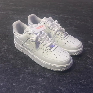 Airforce 1 nyskick  - Nike Air Force 1 – strl 43 Klassiska vita AF1 i bra skick. Stilrena, bekväma och passar till allt – både vardag och streetwear. Nypris ligger på 1600kr