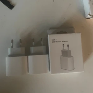 USB-C 20W Power Adapter - Apple USB-C 20W Power Adapter, perfekt för snabb laddning av iPhone och iPad. Kompatibel med alla USB-C-enheter. Adaptrarna är i gott skick och levereras med originalförpackning. Inga synliga defekter eller slitage.