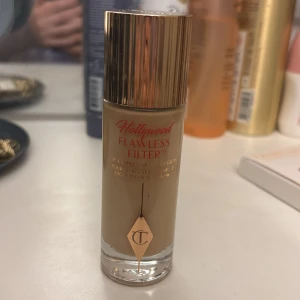 Charlotte Tilbury Flawless Filter 4 Medium - Charlotte Tilbury Hollywood Flawless Filter i nyansen 4 Medium. Kommer i en lyxig glasflaska med guldig kork. Ger en snygg glow och kan användas som primer, highlighter eller lätt foundation. Perfekt för dig som vill ha en naturlig lyster. Testad vid två tillfällen!