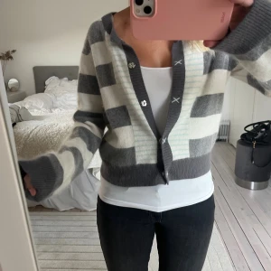 Angora kofta - Supermysig kofta i grått och vitt. Koftan är såå skön och mjukare en kashmir❤️❤️