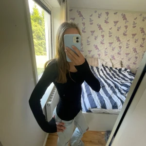 Svart långärmad topp från Lindex - En svart, långärmad topp från Lindex. Nästan aldrig använd!