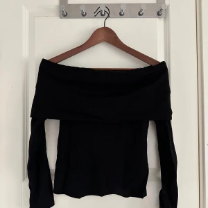 Svart offshoulder topp - Säljer en svart offshoulder topp från MQ i storlek XS. Passar även S då materialet är stretchigt🖤