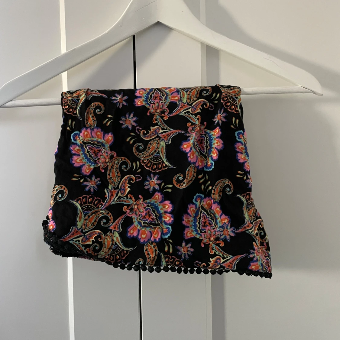 Svarta blommiga shorts med spetskant