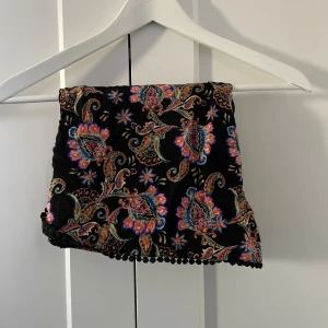 Svarta blommiga shorts med spetskant - Blommiga söta shorts som sitter superskönt med resor i midjan. 