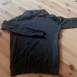 Halv zip  - Säljer en fil halv zip ifrån Jack and Jones | storlek s | aldrig använd pga att den va för stor | den är perfekt för några kyliga dagar❄️| priset är inte hugget i sten🪨| svarar på alla frågor🙌